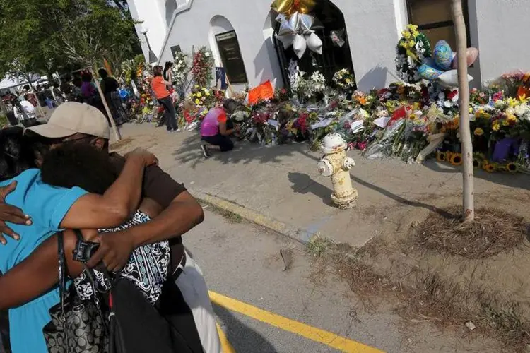 
	Multid&atilde;o em volta da Igreja Metodista Episcopal Africana Emanuel, no centro de Charleston
 (REUTERS/Brian Snyder)