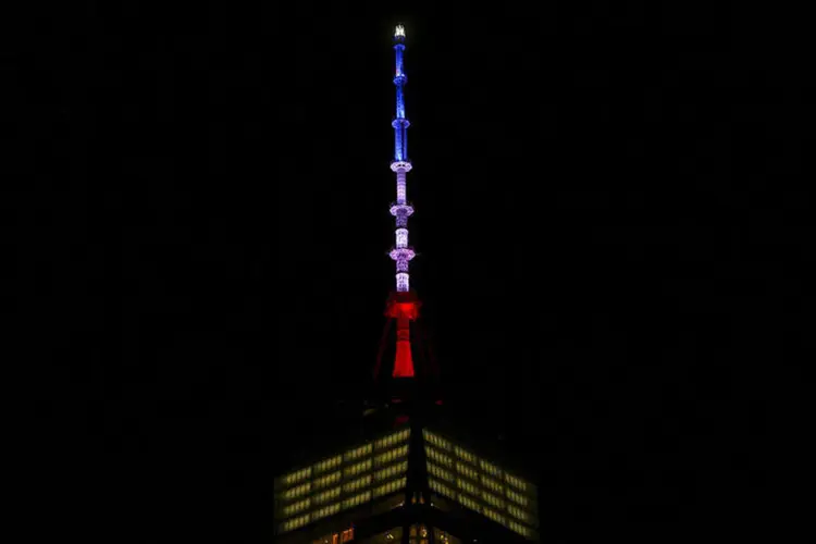 
	One World Trade Center: Agulha do pr&eacute;dio erguido no lugar das Torres G&ecirc;meas derrubadas em 2001, se iluminou neste s&aacute;bado de azul, branco e vermelho
 (REUTERS/Carlo Allegri)