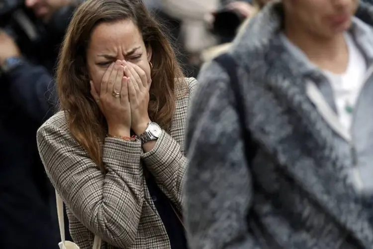 Mulher chora após ataques terroristas em Paris - 14/11/2015 (Reuters)