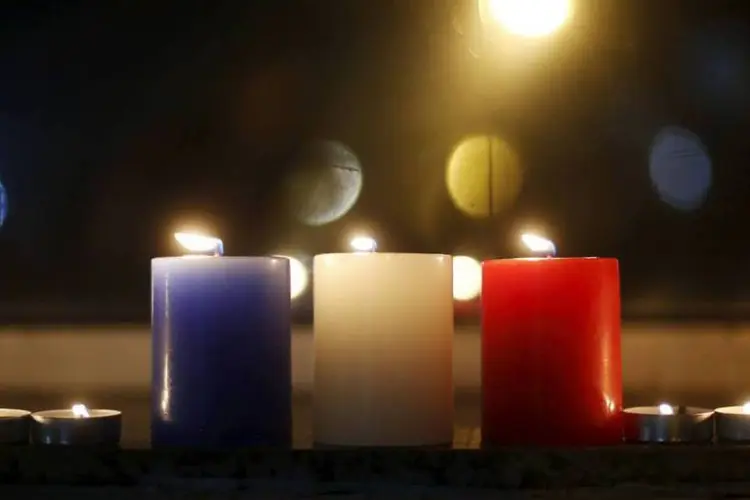 
	Velas nas cores francesas: &quot;H&aacute; muito mais olhares de apoio, de cumplicidade, de solidariedade, &eacute; melhor sair do que ficar em casa&quot;
 (REUTERS/Kim Hong-Ji)
