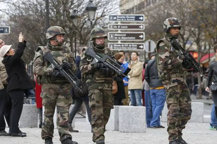 Paris: segundo o Ministério de Defesa, o homem fez alusões a Alá durante o ataque (Yves Herman/Reuters)