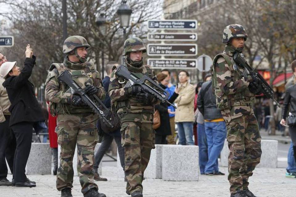 Homem armado com faca tenta atacar militar em Paris