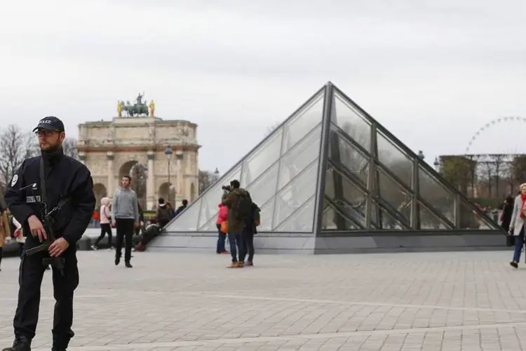 
	Policial franc&ecirc;s patrulha Museu do Louvre: Hollande decretou estado de emerg&ecirc;ncia na noite dos ataques
 (REUTERS/Yves Herman)