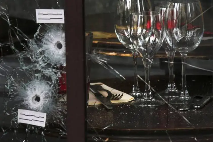 Buracos de bala na janela do restaurante no dia seguinte aos ataques em Paris. (REUTERS/Pascal Rossignol)