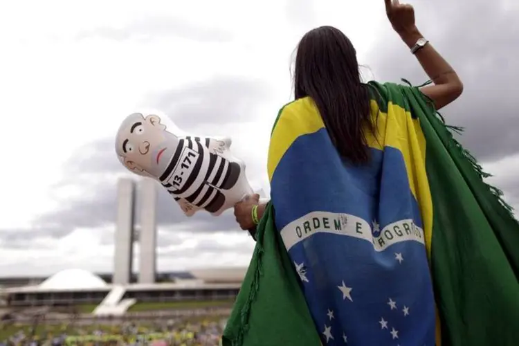 Manifestante com boneco Pixuleco durante protesto em Brasília (DF) - 13/12/2015 (Reuters)
