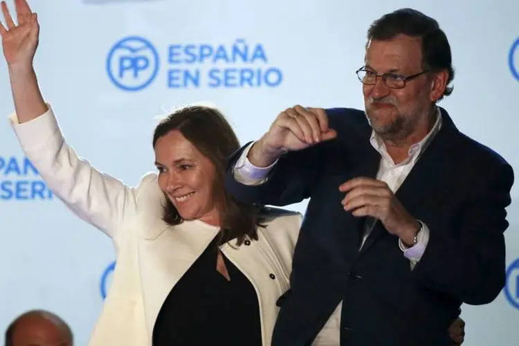 O primeiro-ministro da Espanha e candidato do Partido Popular (PP), Mariano Rajoy, ao lado de sua esposa Elvira Fernandez depois que os resultados foram anunciados nas eleições gerais de Espanha, em Madri (REUTERS/Marcelo del Pozo)
