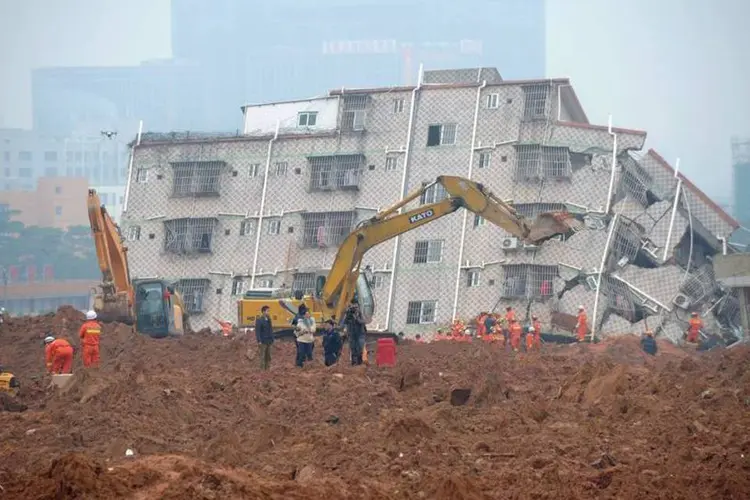 Equipes de resgate trabalham no local após um deslizamento de terra que atingiu um parque industrial em Shenzhen, província de Guangdong (REUTERS/China Daily)