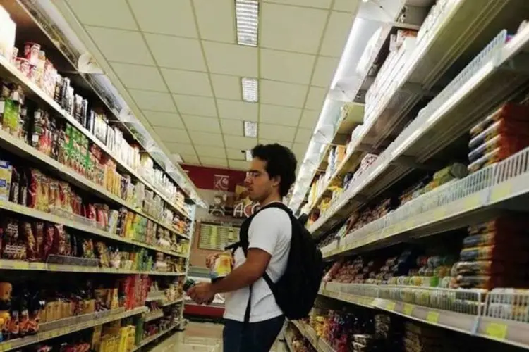 Cliente em supermercado em São Paulo aprecia os preços com inflação (REUTERS/Nacho Doce)