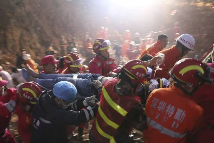 
	Sobrevivente &eacute; um trabalhador imigrante chamado Tian Zeming e foi resgatado por volta das 6h30 do hor&aacute;rio local
 (REUTERS/China Daily)