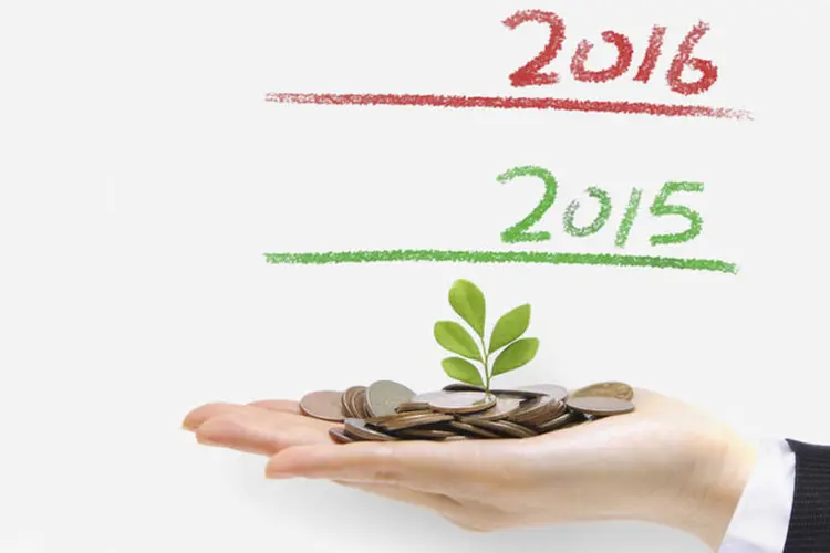 
	M&atilde;o com moedas abaixo dos n&uacute;meros 2015 e 2016: O que for comprado neste ano, entra no IR 2016
 (ThinkStock)