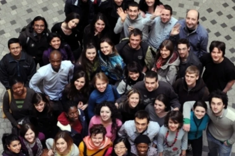 Jovens (Wikimedia Commons)
