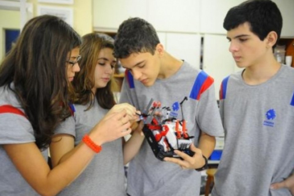 Estudantes do Rio disputam etapa regional de concurso internacional de robótica