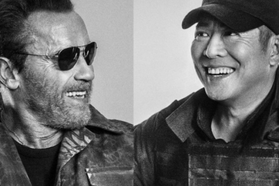 Arnold Schwarzenegger e Jet Li formam casal gay em Mercenários 3