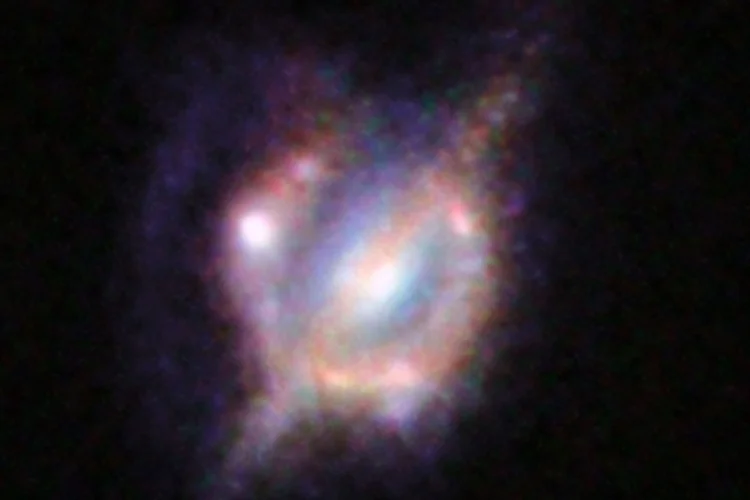 Galáxias em fusão: Aglomerados podem ter milhares de galáxias unidas, com massas totais um quadrilhão maior do que o nosso Sol (ESO/NASA/ESA/W. M. Keck Observatory/Divulgação)