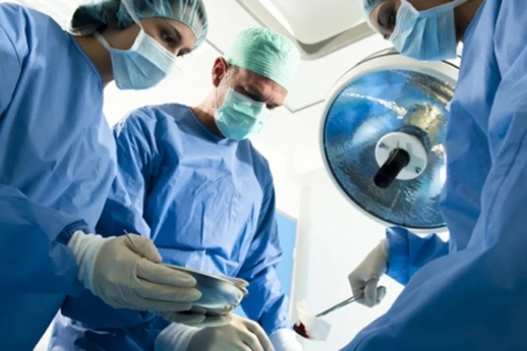 Tecnologia em cirurgias: robôs e sensores deverão ser mais usados para definir diagnósticos, permitindo aos médicos exercerem uma medicina mais humana (istockphoto/iStockphoto)