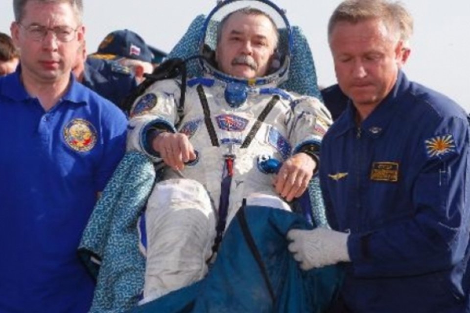 Nave Soyuz pousa no Cazaquistão com astronautas da ISS