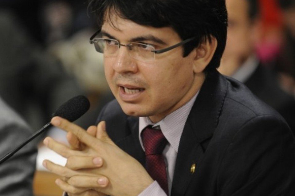 Senador quer debate sobre espionagem na Petrobras