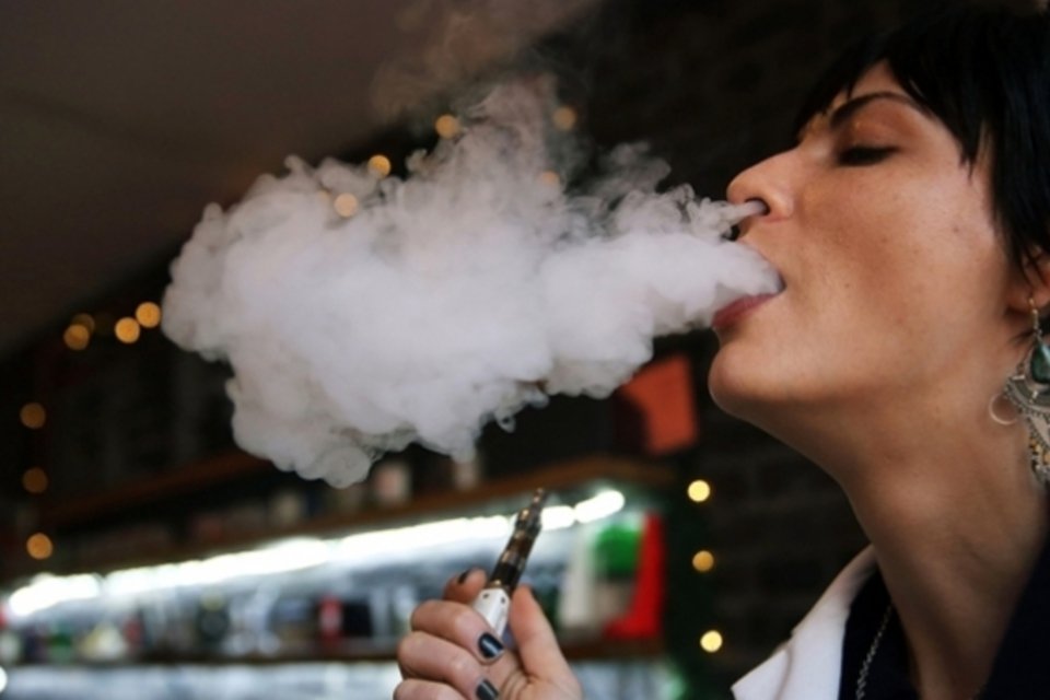 Vapor de cigarros eletrônicos contém substâncias cancerígenas, diz estudo