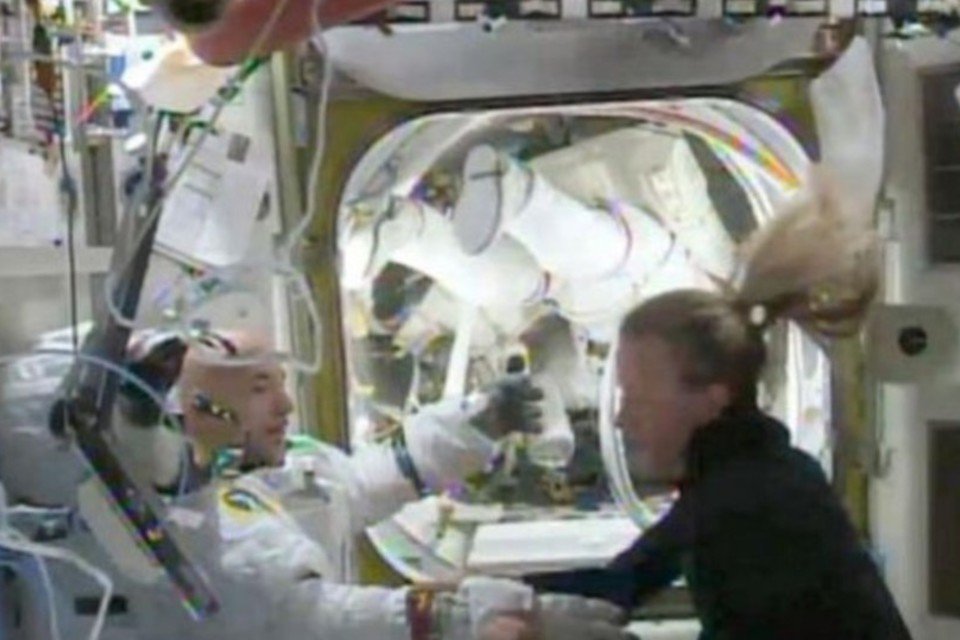 Vazamento em capacete de astronauta aborta caminhada espacial
