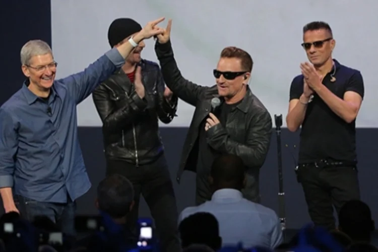 U2 e TIM Cook (Reprodução)