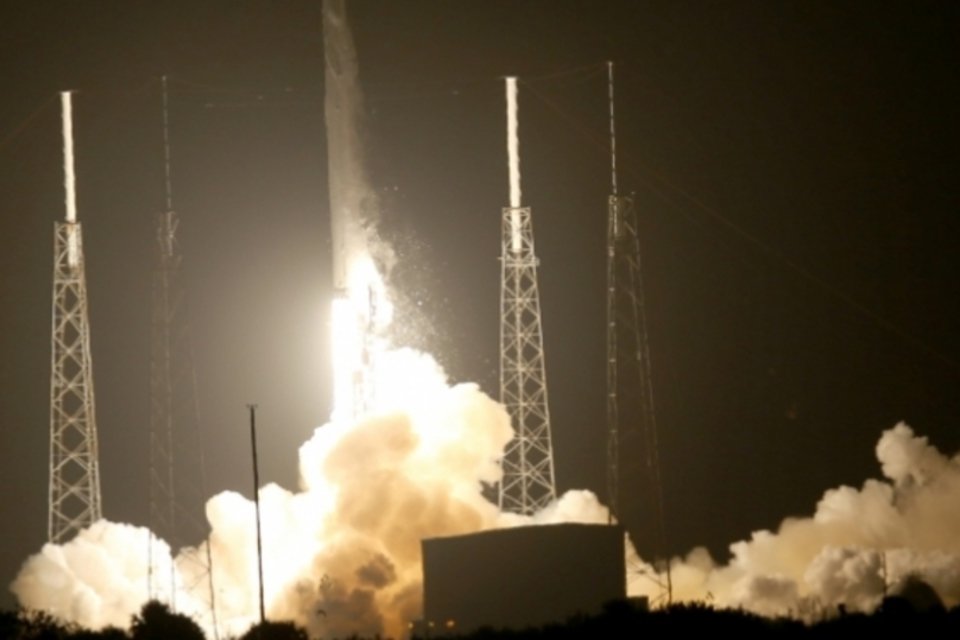 SpaceX lança observatório solar e busca recuperar fuselagem no mar