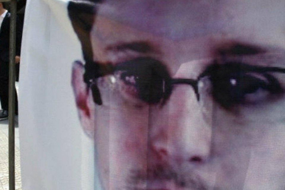 Snowden completa um mês no aeroporto de Moscou