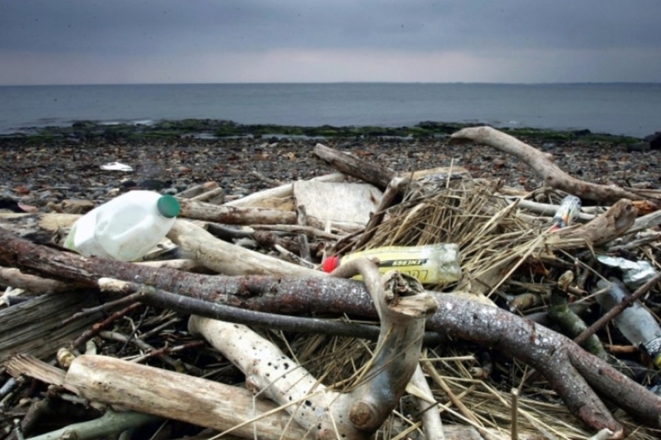 Estudo mostra que oceanos recebem 8 mi de toneladas de plástico por ano