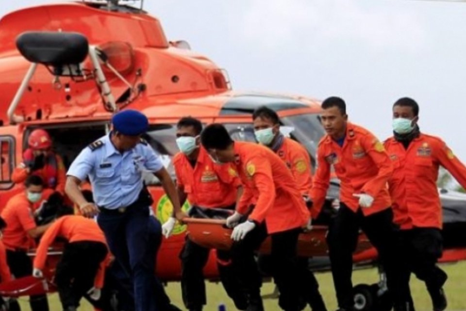 AirAsia: Marinha indonésia revisa para sete número de corpos retirados do mar
