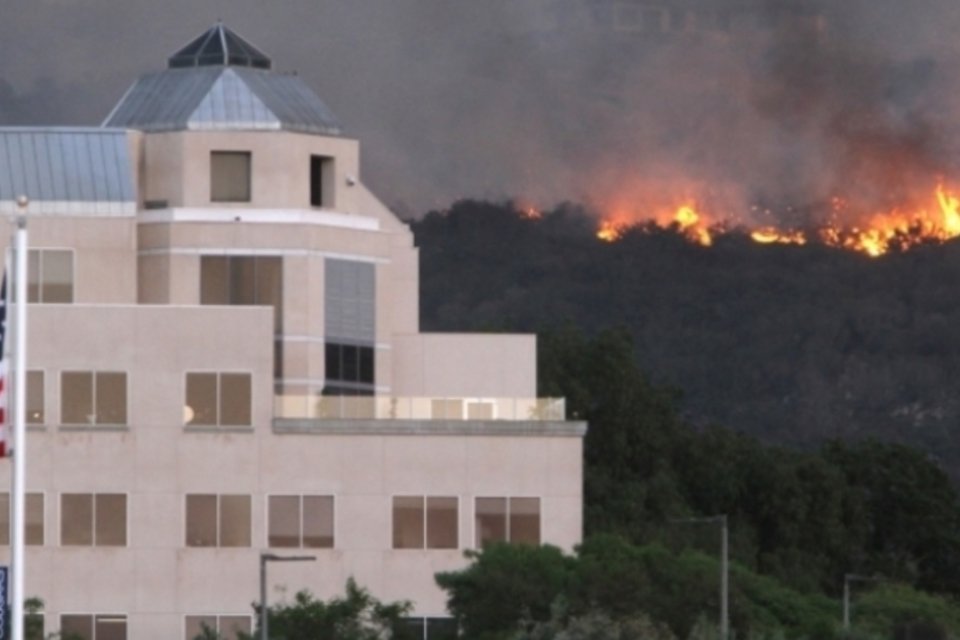 Incêndios na Califórnia forçam 125.000 pessoas a deixar suas casas