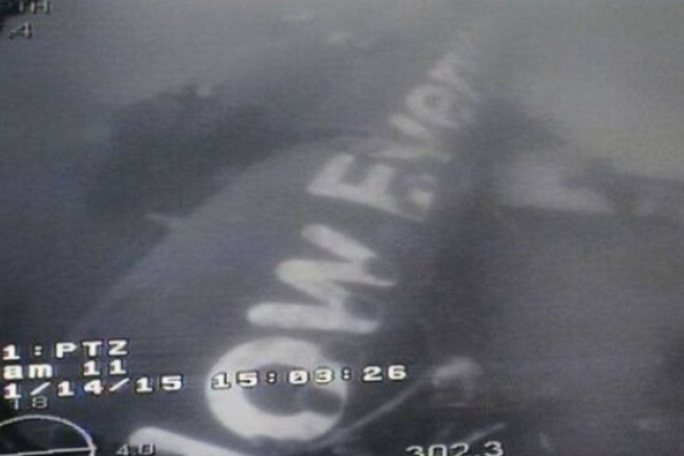 Mergulhadores não conseguem chegar à fuselagem de avião da AirAsia