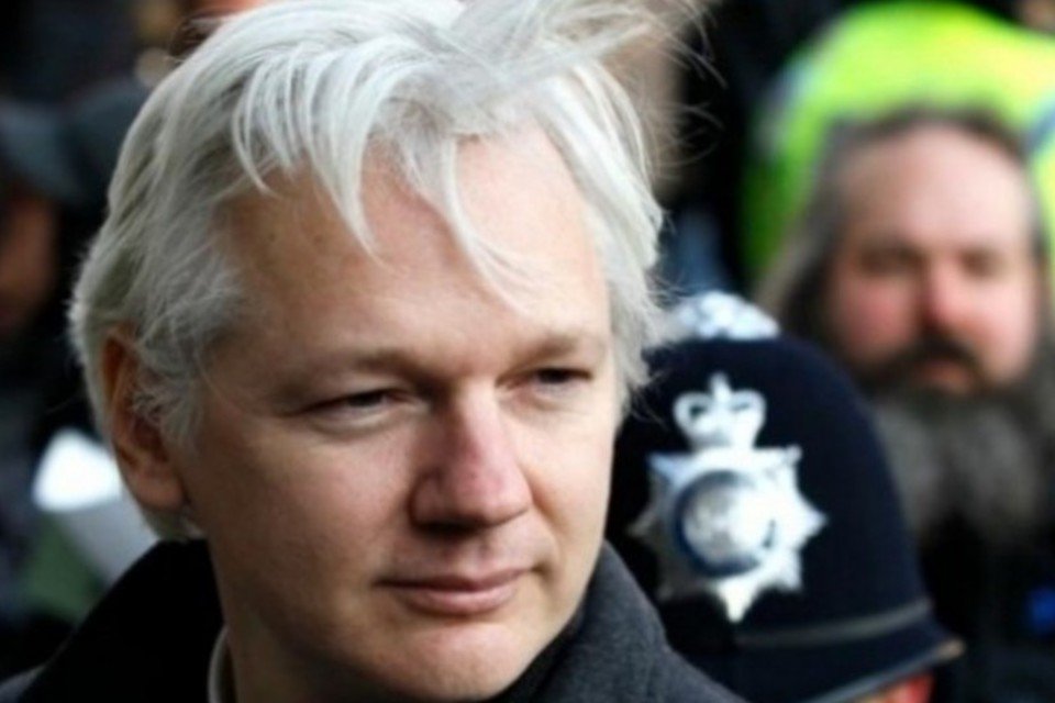 Partido WikiLeaks racha na Austrália, Assange admite culpa