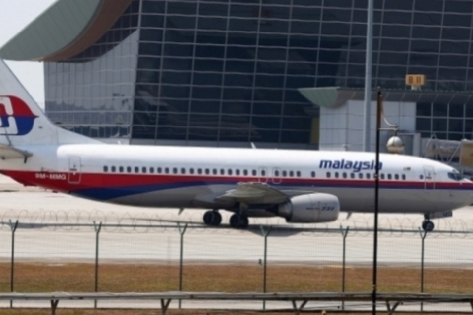 Avião da Malaysia Airlines faz pouso de emergência