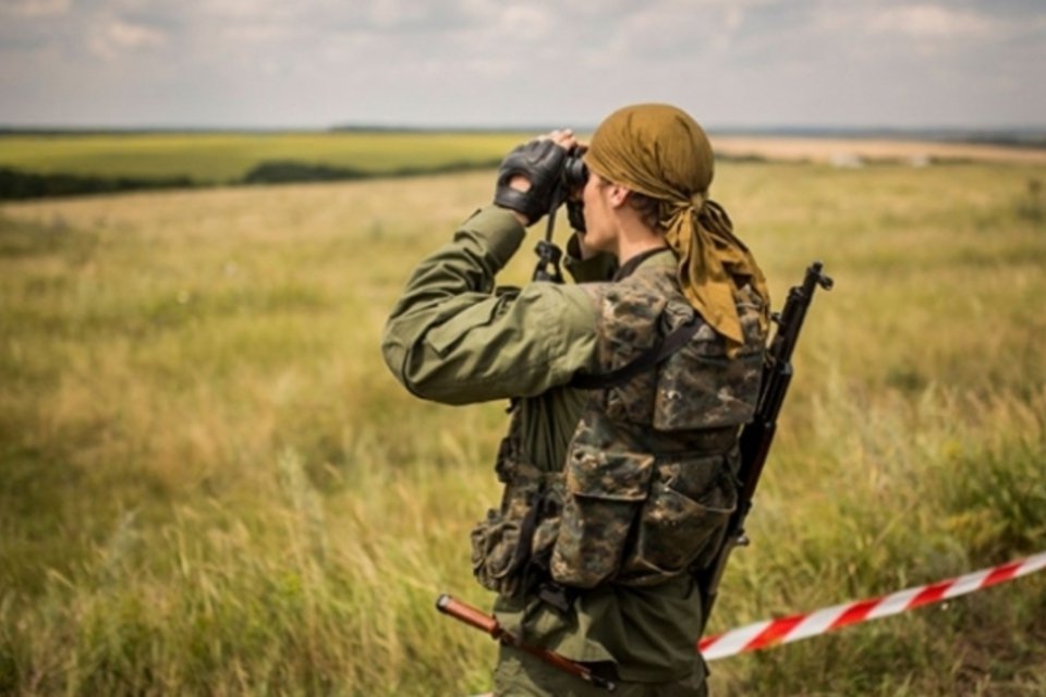 Rebeldes continuam manipulando destroços do MH17