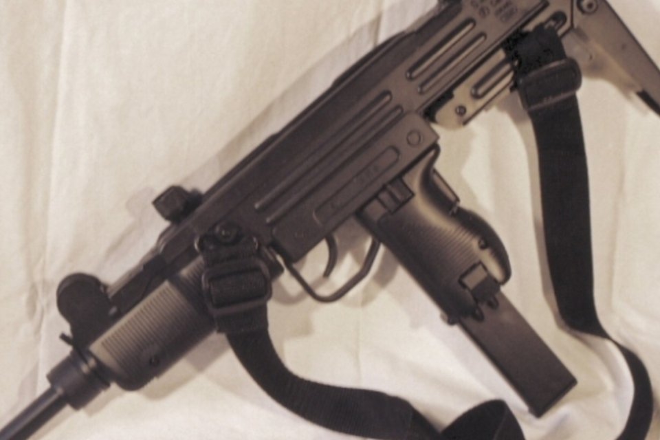 Menina de 9 anos mata instrutor de tiro ao usar submetralhadora Uzi