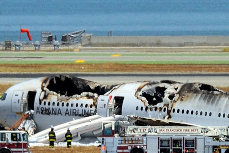 Autoridades tentam determinar causas de acidente aéreo em São Francisco