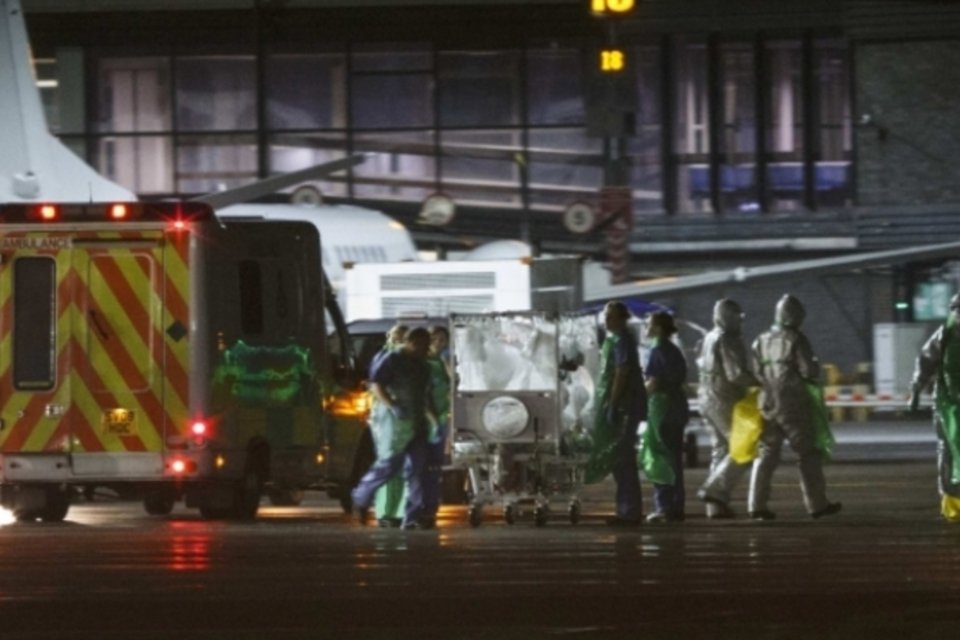 Diagnosticada com ebola na Escócia chega a hospital de Londres