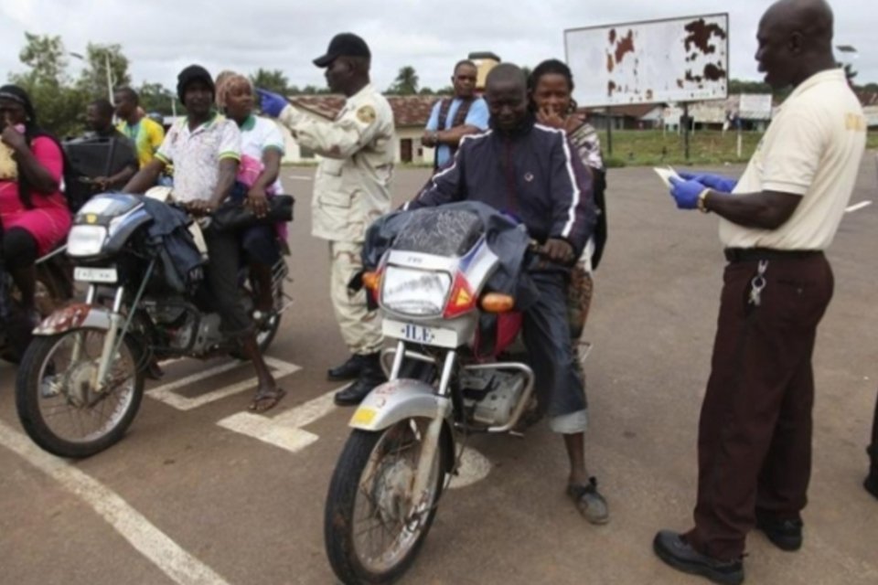 Ebola faz EUA emitirem alerta para viagens à África Ocidental