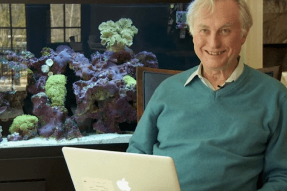 Richard Dawkins lê mensagens raivosas de seus leitores; assista ao vídeo
