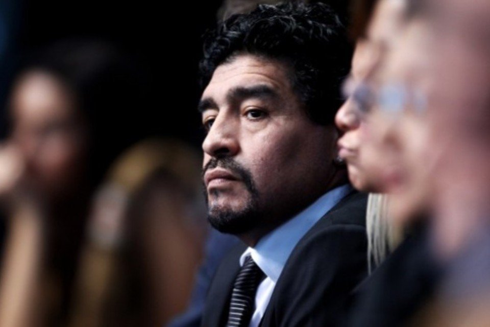 Maradona denuncia ex-mulher por postar fotos do filho no Twitter