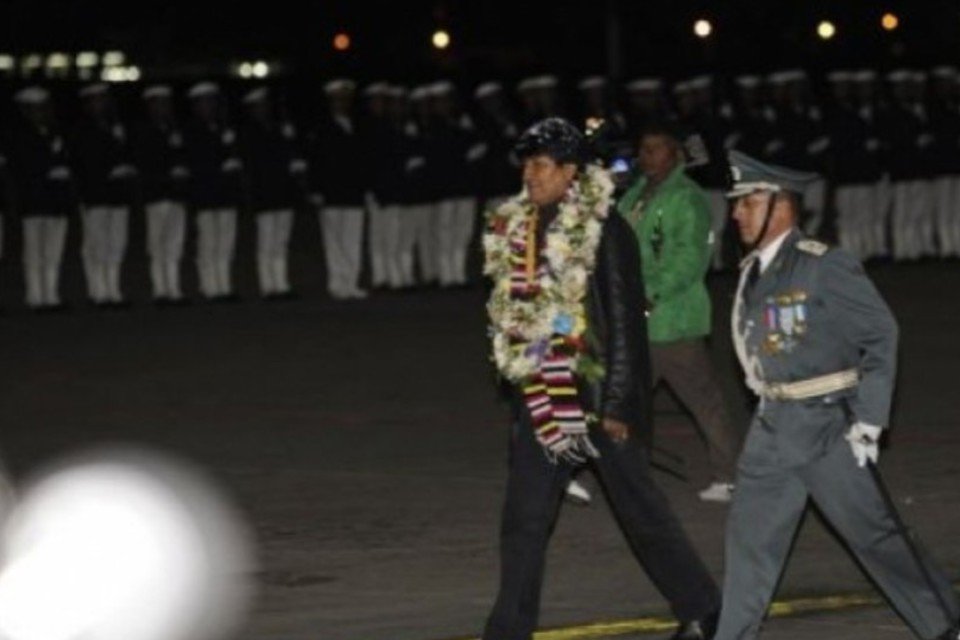 Morales chega à Bolívia após maratona aérea na Europa