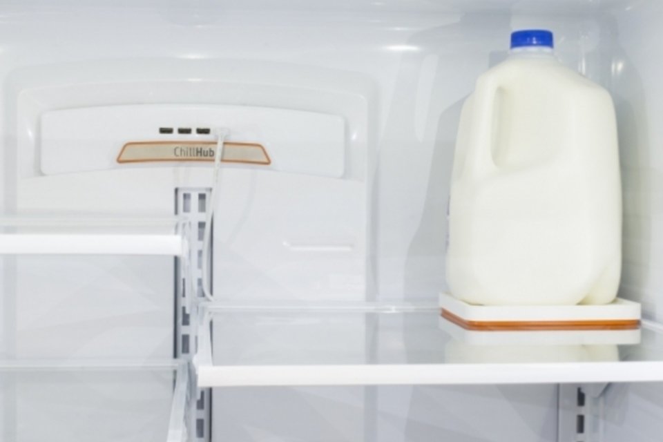 Geladeira inteligente avisa quantidade de leite em casa