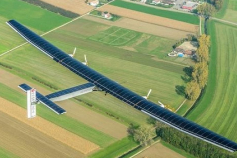 Avião movido a energia solar deixa Suíça e parte rumo a Abu Dhabi