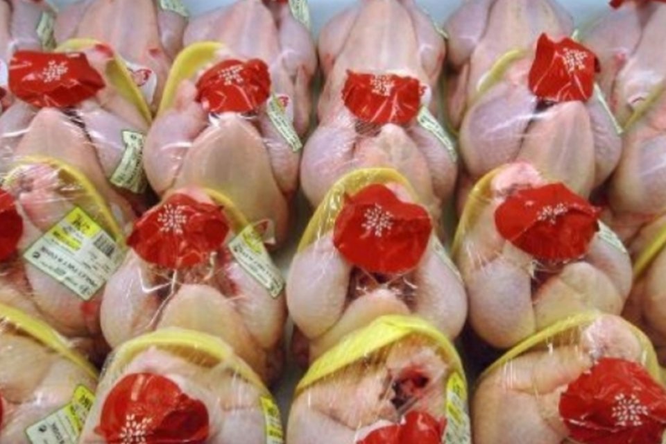 Autoridades alertam a não lavar o frango antes de cozinhá-lo