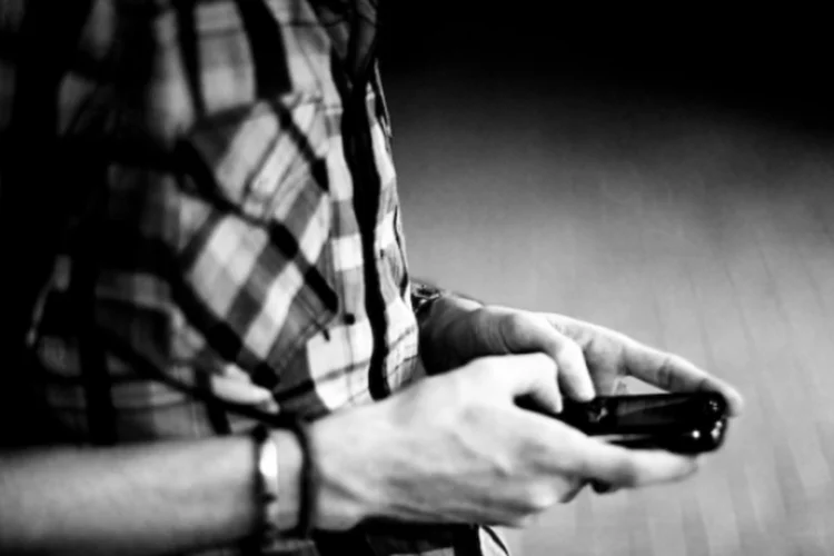 texting (Flickr.com/stephangeyer)