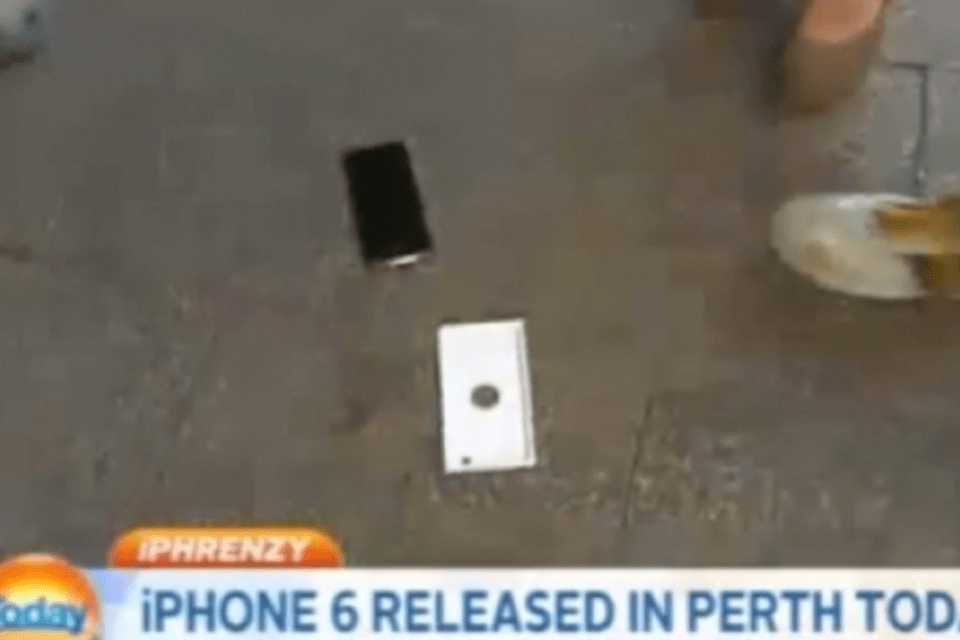 Primeira pessoa a comprar iPhone 6 derruba o aparelho; assista