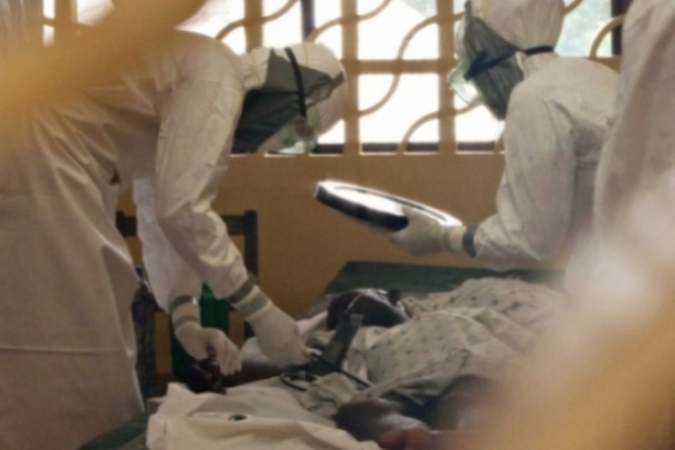 Ebola: segunda vítima infectada dos EUA segue para Atlanta