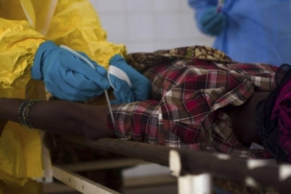 Mortos por ebola já ultrapassam 7 mil, diz OMS