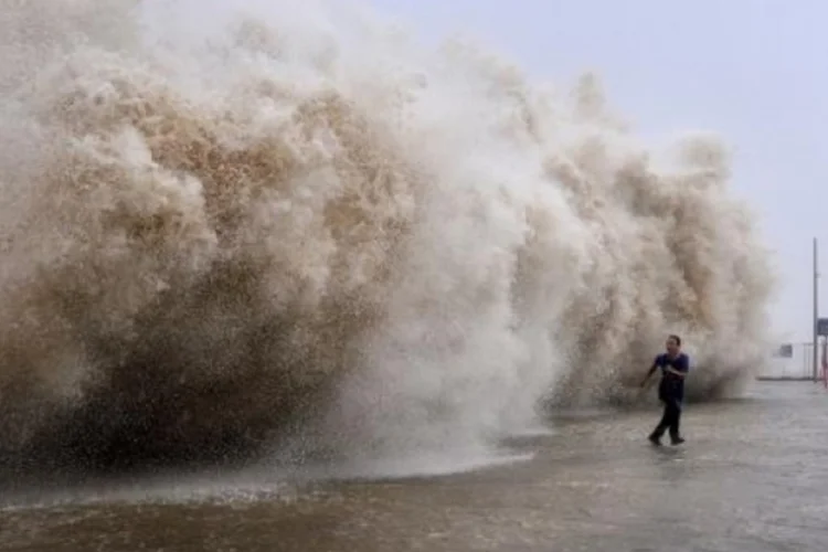 onda gigantesca (©afp.com / STR)