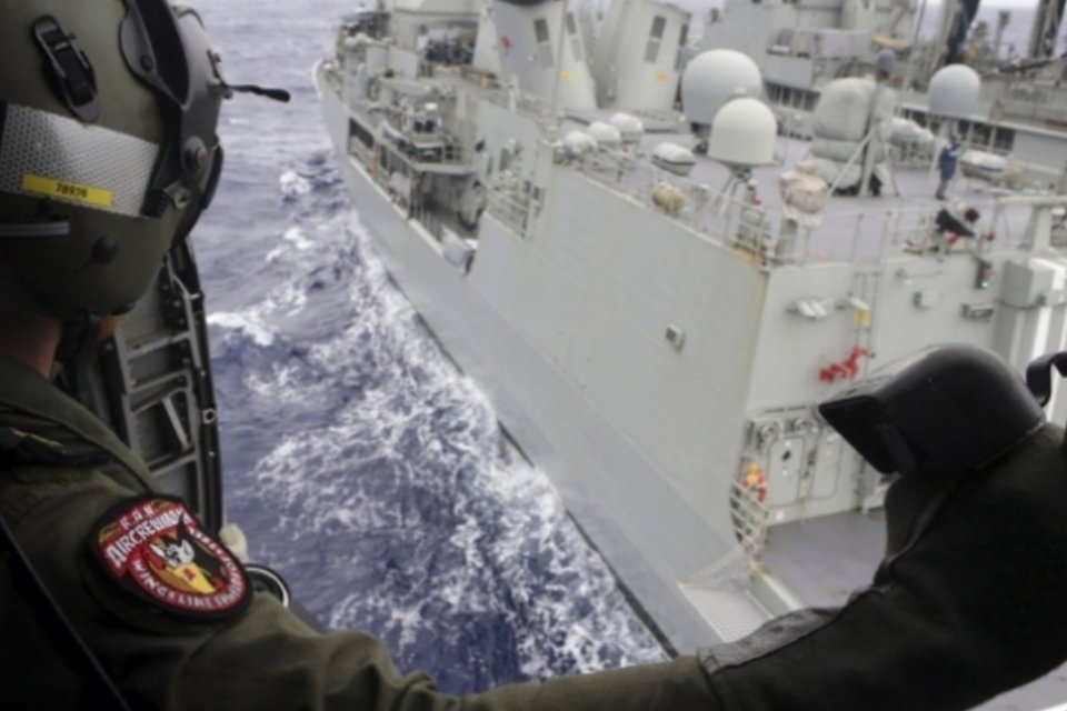 Navios começarão busca por caixa preta de avião malaio