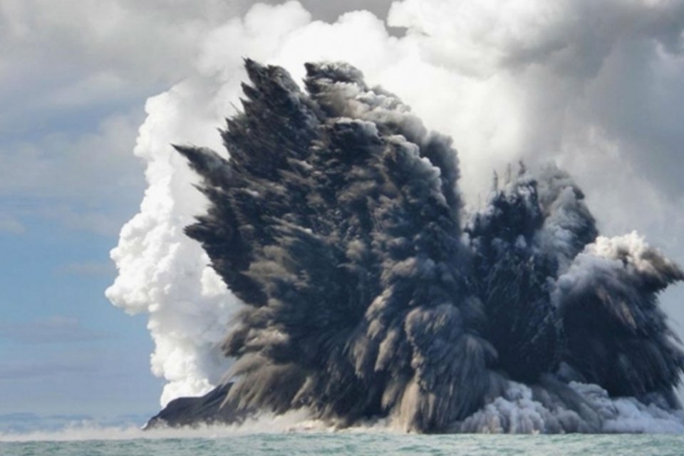 Erupção vulcânica em Tonga cria nova ilha